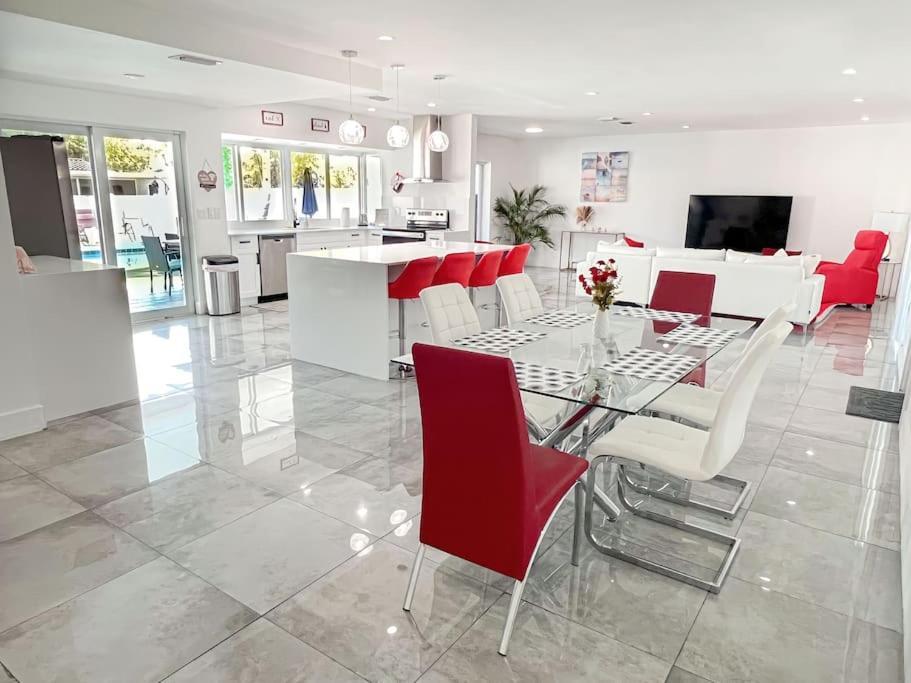 Luxurious & Modern Open Floor Plan Heated Pool Villa ハリウッド エクステリア 写真