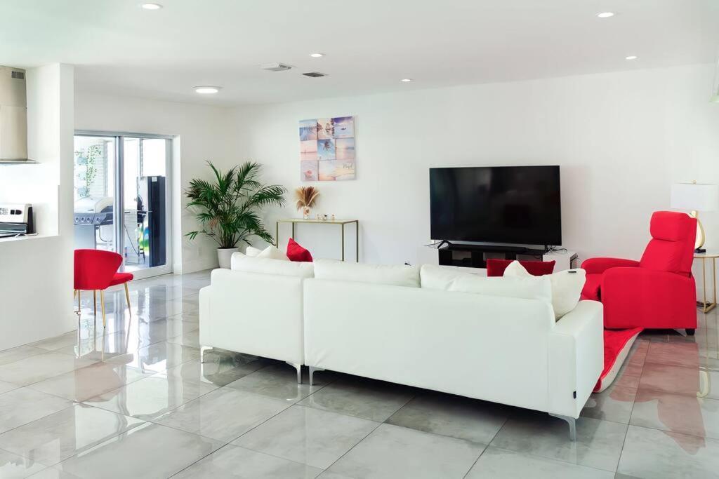 Luxurious & Modern Open Floor Plan Heated Pool Villa ハリウッド エクステリア 写真