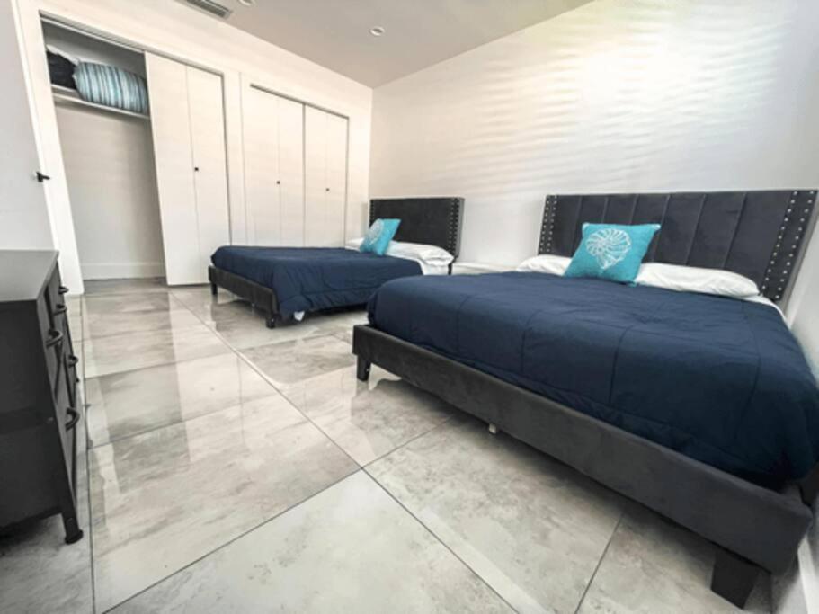Luxurious & Modern Open Floor Plan Heated Pool Villa ハリウッド エクステリア 写真