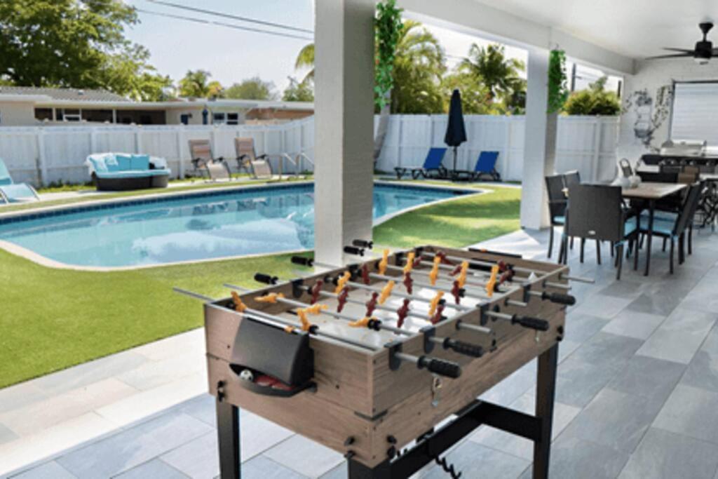 Luxurious & Modern Open Floor Plan Heated Pool Villa ハリウッド エクステリア 写真
