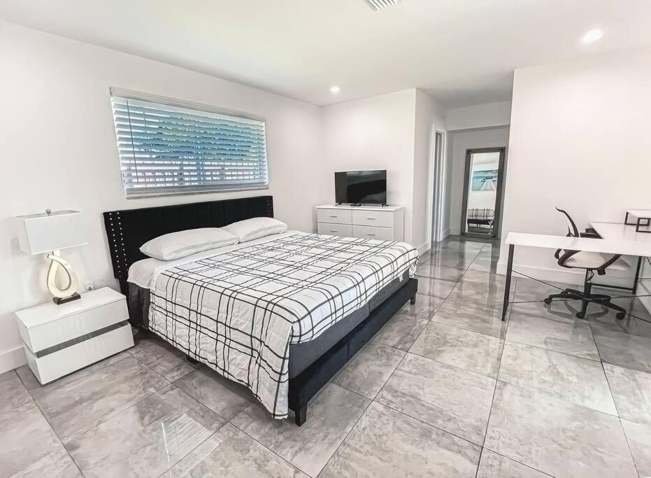 Luxurious & Modern Open Floor Plan Heated Pool Villa ハリウッド エクステリア 写真