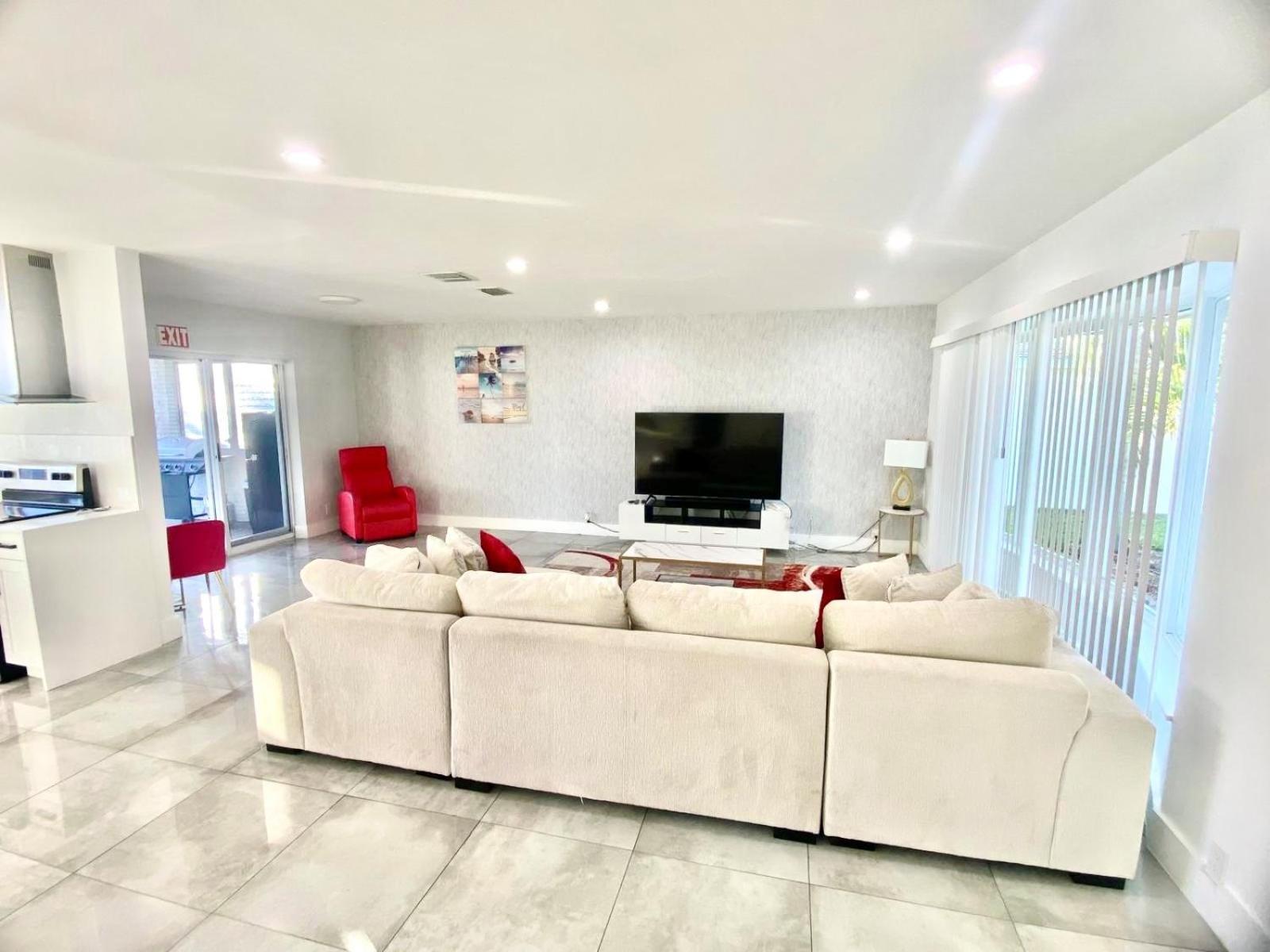 Luxurious & Modern Open Floor Plan Heated Pool Villa ハリウッド エクステリア 写真